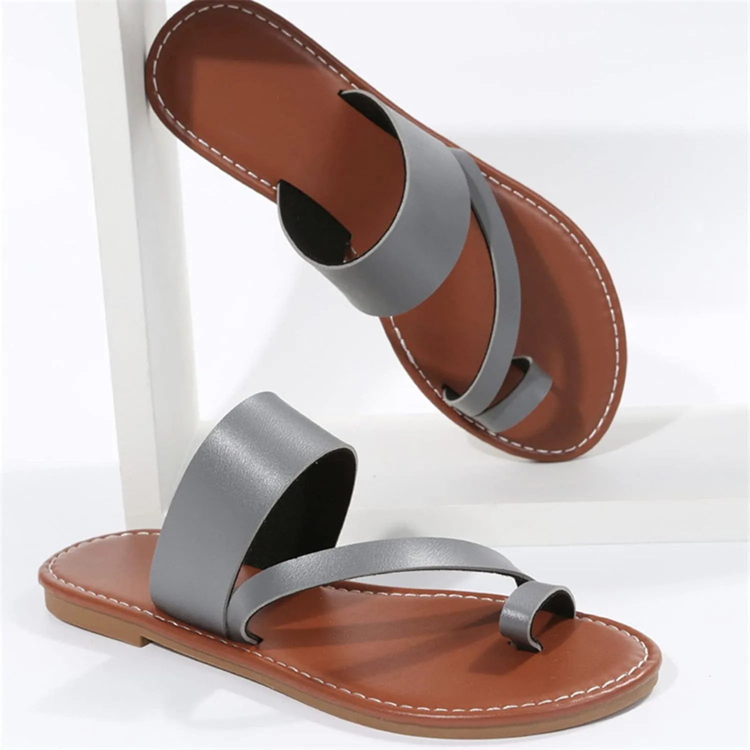 Summer Womens Casual Flat Sandals Vintage Straps Toe Ring Clip Toe Slip on Slides Lightweight Outdoor Slippers Comfortable Ladies Beach Shoes